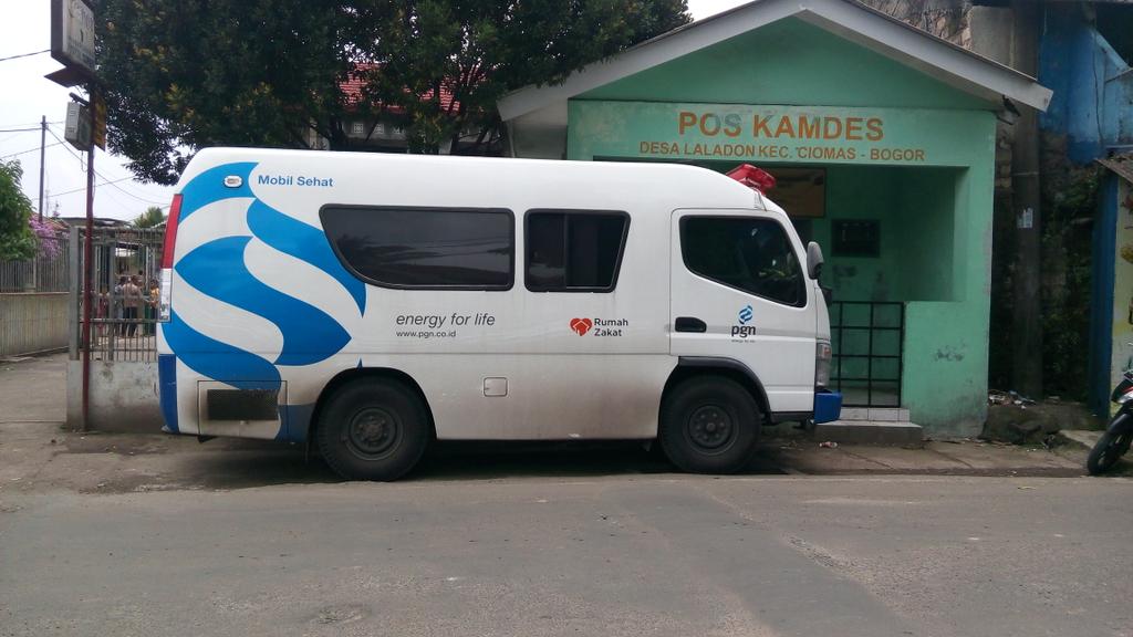 selly_ajakesuma's tweet photo. Assalamualaikum @rumahzakat  @CitaSehat  @RZ_Jakarta hr ni Mobil Sehat PGN kmbali braksi di RW. 01 Desa Laladon Bogor http://t.co/xbD6KCfuyn
