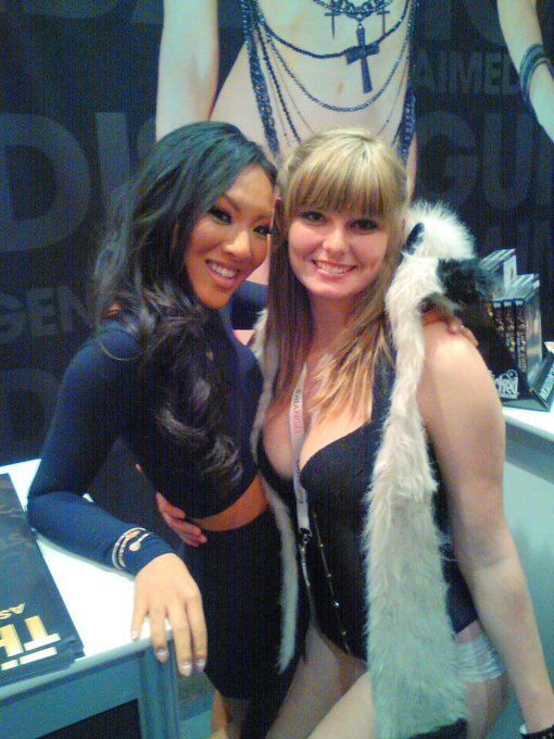@AsaAkira I totally freaked when I met her! http://t.co/xHVk2fHyk1<a class="tags" href="/tag/asaakira">@asaakira</a>