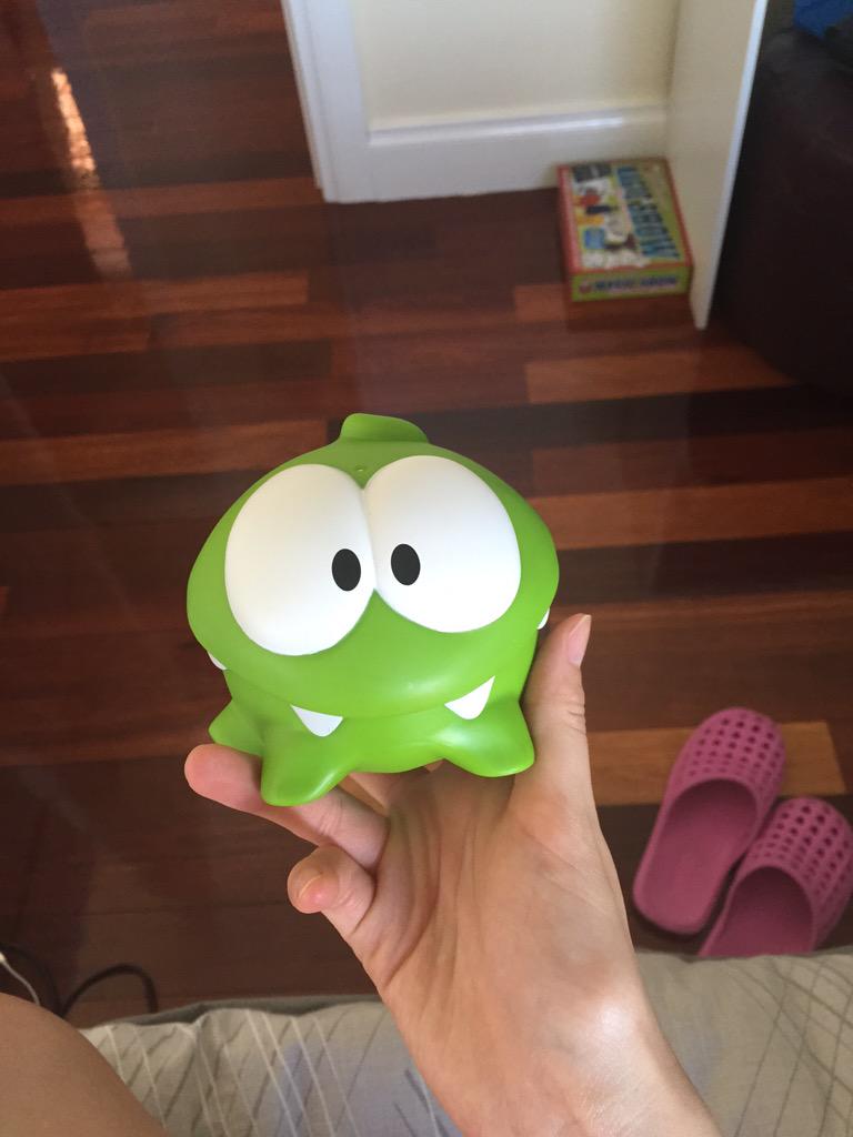 thangthat's tweet photo. YE MACCAS, it's an apple holder hehehe #onnom #mafav ☺️☺️ http://t.co/NbSgD1OmbL