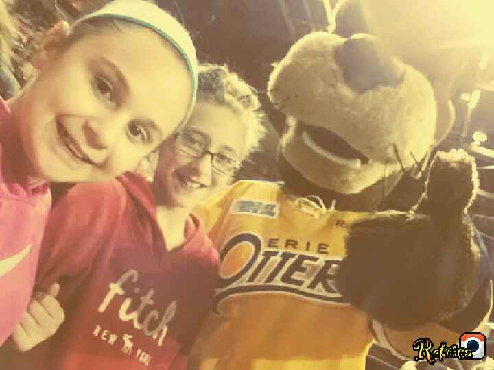 Staci829's tweet photo. @ErieBayHawks  #eriebayhawksselfie #mascotseverywhere #lovingthisnight #selfiecrazy http://t.co/ieuQS8nb6u