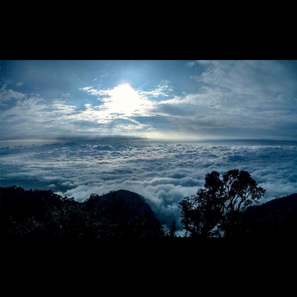 GNFI's tweet photo. Swiss van Java RT @DikaGallagher Opera Tuhan yg maha kreatif. Gn Cikuray 2821 mdpl, Garut #AtapNegeri @GNFI http://t.co/UBFudiYUjK