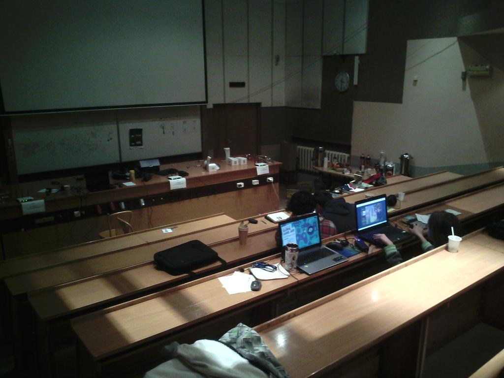 bartulajan's tweet photo. #GGJ15 Still working 😃 http://t.co/XZdaFCOt3l