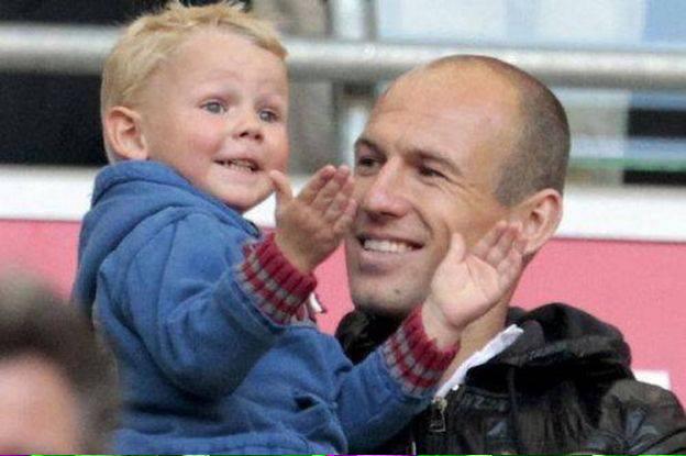 Happy Birthday to Arjen Robben, his son looks like a mini Ronald Koeman! 