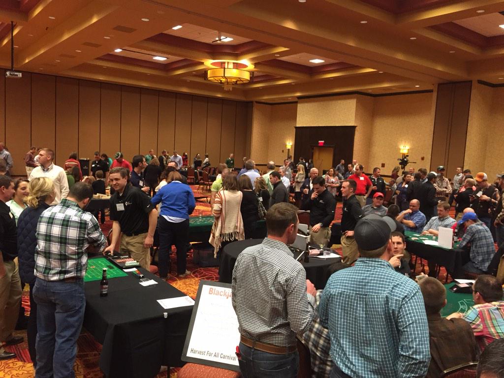 ag_guy04's tweet photo. The tables are full. Raising money for Harvest For All. #ILFBYLC15 @ILFarmBureau http://t.co/DHt4ulOhfX