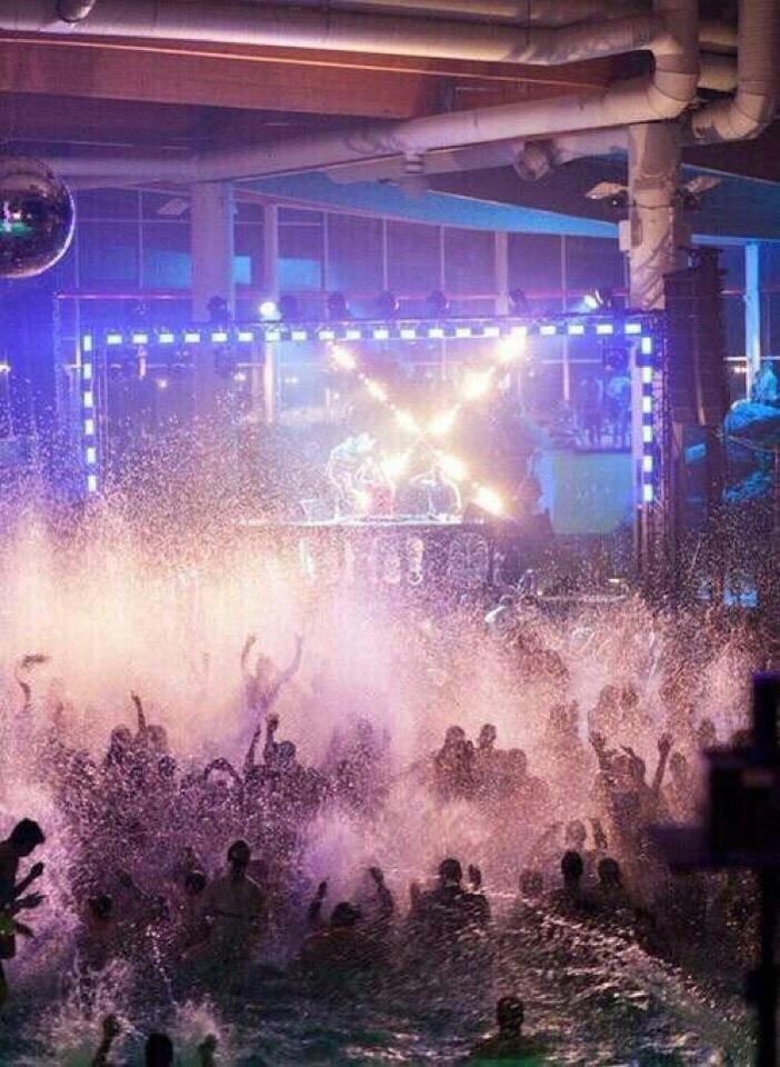 evalunagermesx's tweet photo. “@AdventureVibess: Bucket List: go to a water park rave 🔊😍🌌 http://t.co/DKBA17hbEH” @danaesxx