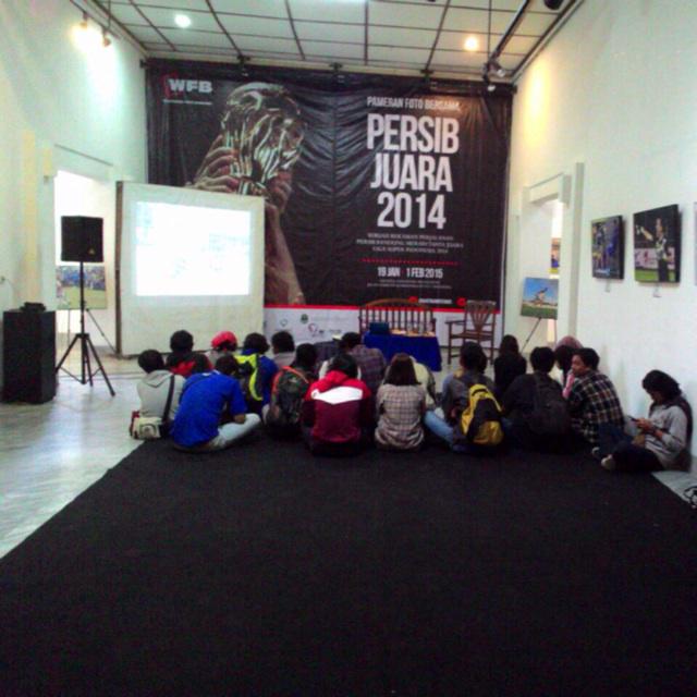 Selamat pagi,pemateri hari ini Zelphi (Fotografer Senior Tribun Jabar) &amp; Harry Surjana (Redaktur Foto Pikiran Rakyat)