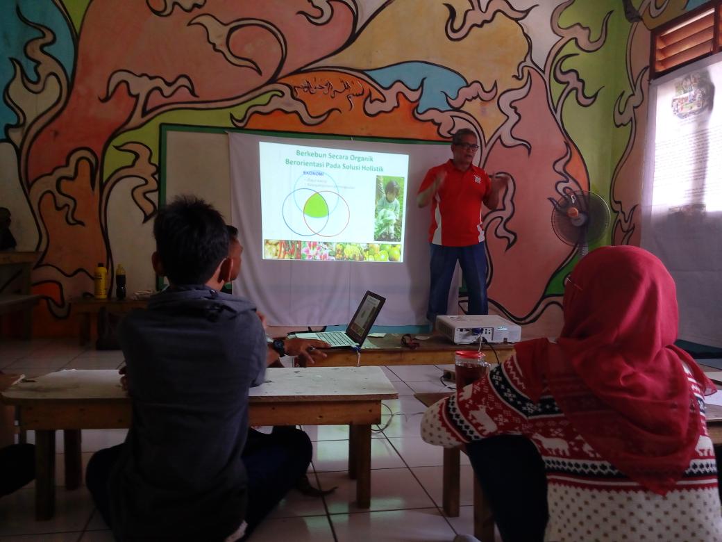 Tdzam99's tweet photo. Berkebun secara organik itu memberikan banyak manfaat. @AMPOKkab_bekasi @sekolahdhuafa_ http://t.co/43Xa0MBm9d