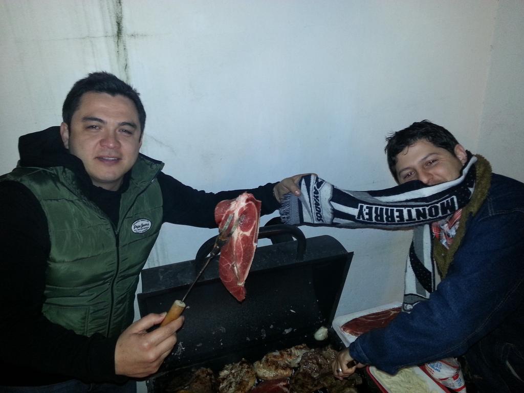 falbaez's tweet photo. #ViernesBotanero carnita asada apoyando a Rayados... Fuera Barra!! http://t.co/6o4nqZaJOx