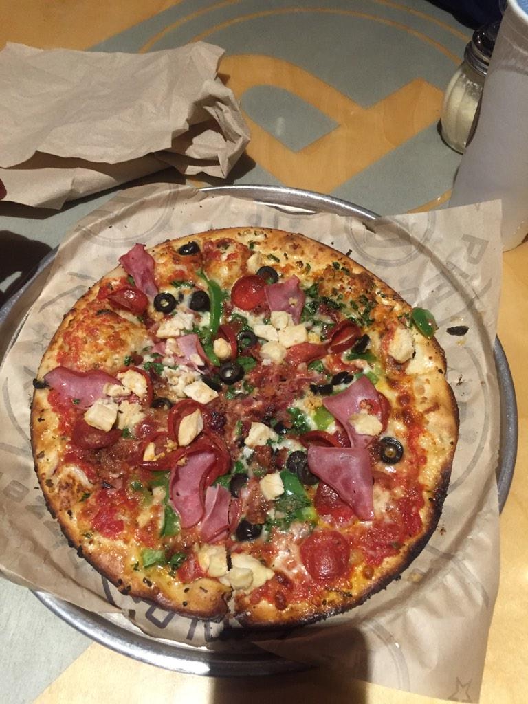 D_Arellano10's tweet photo. @pieology lil date night with the wife @HeatherArellan0 #pie #pieology #createapizza http://t.co/qJKaH5jukG