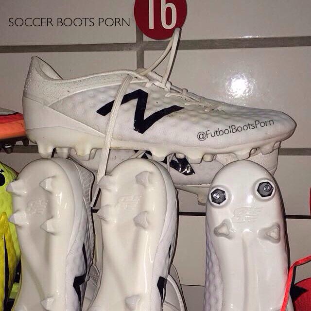 FutbolBootsPorn's tweet photo. Aaron Ramsey reveals the whole new "New Balance" boots http://t.co/glDkdVyOlU
