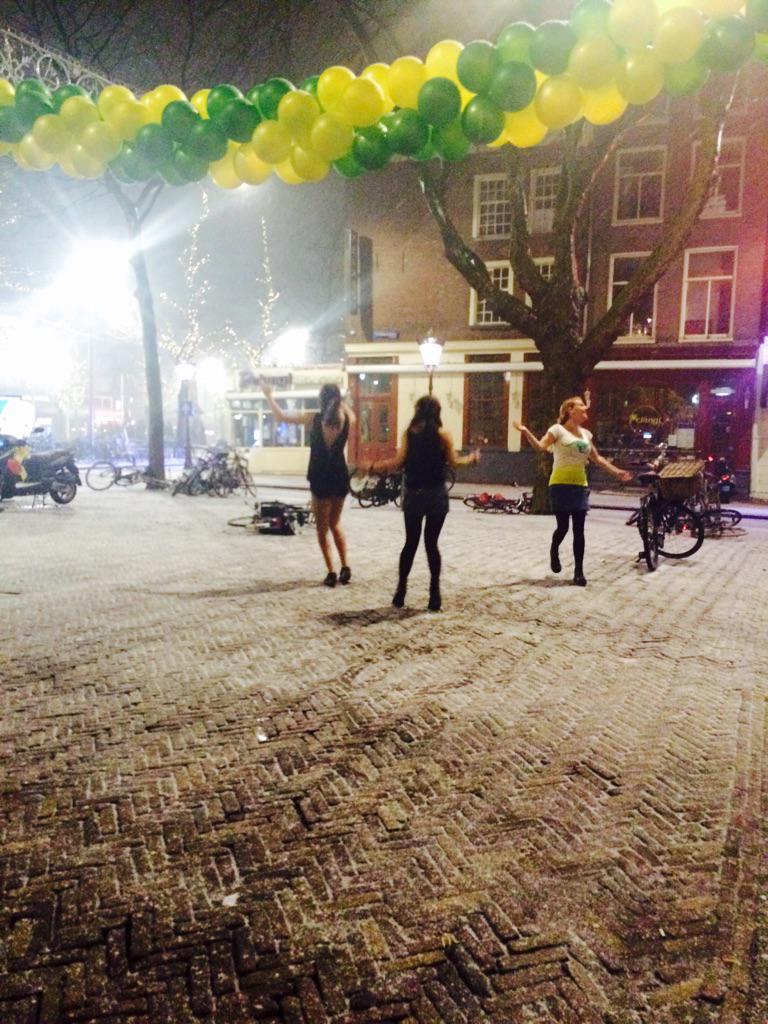 CocosOutback's tweet image. Its finally snowing! And the look on our Australian colleagues faces as they see it for the first time?So many feels!