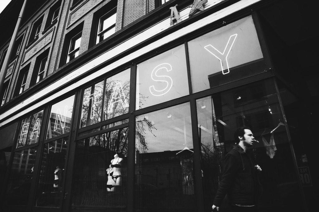 haleyrcastaneda's tweet photo. Fantasy. @serengetisav took these for me
Back seat problems. #portlandexplored http://t.co/CaY9bGTJsO