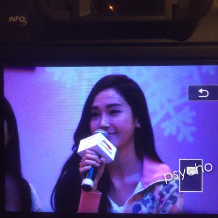[PIC][23-01-2015]Jessica xuất hiện tại Thành Đô để tham dự buổi fansign đầu tiên cho thương hiệu "Lining" B8G0JUkCMAApdJa