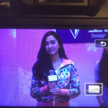 [PIC][23-01-2015]Jessica xuất hiện tại Thành Đô để tham dự buổi fansign đầu tiên cho thương hiệu "Lining" B8G0LB_CMAE2TIN