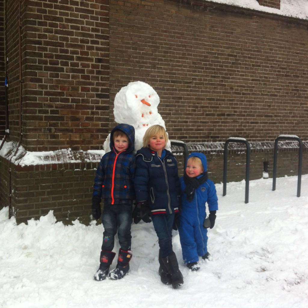 Noabers maken sneeuwpop bij de kerk met dank aan <a href="/Gr_Oosterik/">Groentehal Oosterik</a>