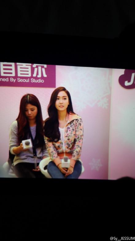 [PIC][23-01-2015]Jessica xuất hiện tại Thành Đô để tham dự buổi fansign đầu tiên cho thương hiệu "Lining" B8G5I5cCYAAVbGg