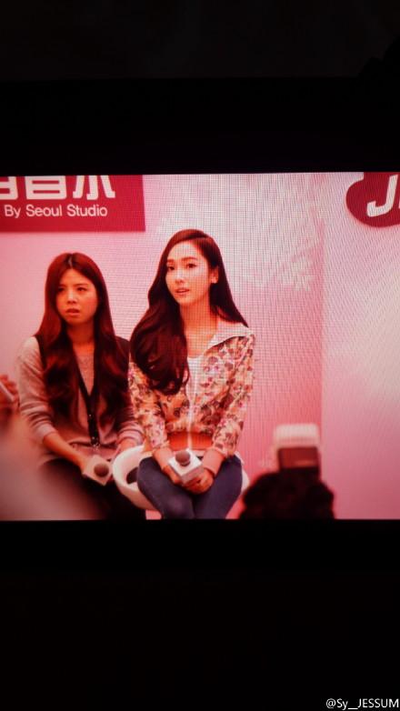 [PIC][23-01-2015]Jessica xuất hiện tại Thành Đô để tham dự buổi fansign đầu tiên cho thương hiệu "Lining" B8G5JViCEAA42gj