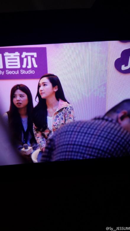 [PIC][23-01-2015]Jessica xuất hiện tại Thành Đô để tham dự buổi fansign đầu tiên cho thương hiệu "Lining" B8G5JWhCIAATEqf