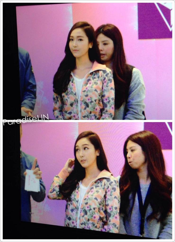 [PIC][23-01-2015]Jessica xuất hiện tại Thành Đô để tham dự buổi fansign đầu tiên cho thương hiệu "Lining" B8G8-oUCcAAr5R2