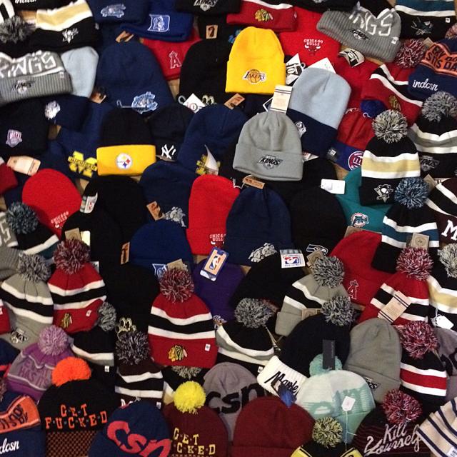 Koud he? Al deze mutsen zijn nu 10,- per stuk! Ook nog steeds 50% korting op alles in de winkel en online.