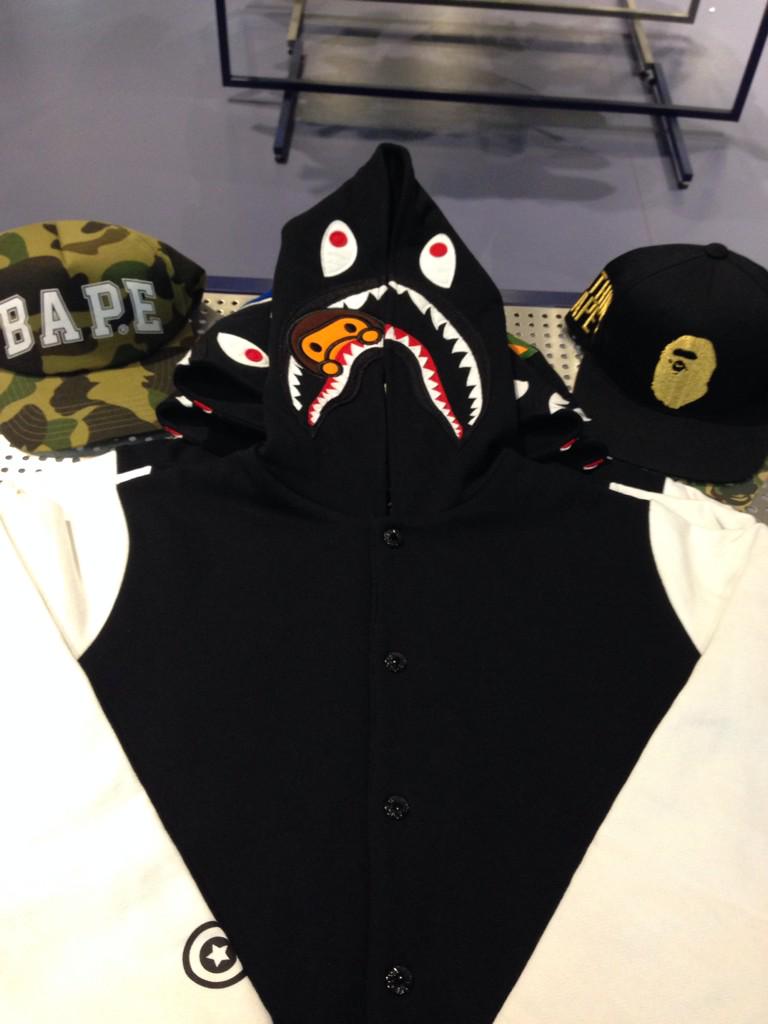 streetselfdn's tweet image. Bape shark varsity jacket selling out so fast 👀 who couldn't want one #bape @BAPEOFFICIAL #abathingape