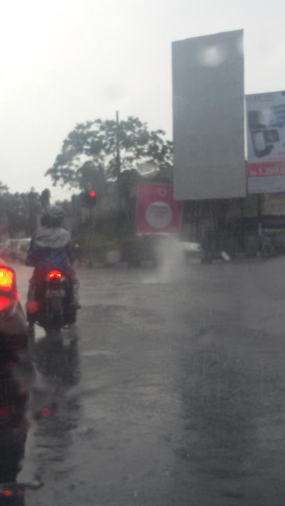 nikmatnf's tweet photo. Asap atau Air menyembur di setopan antapani jl jkt @infobdg http://t.co/niQd1dE3Sd