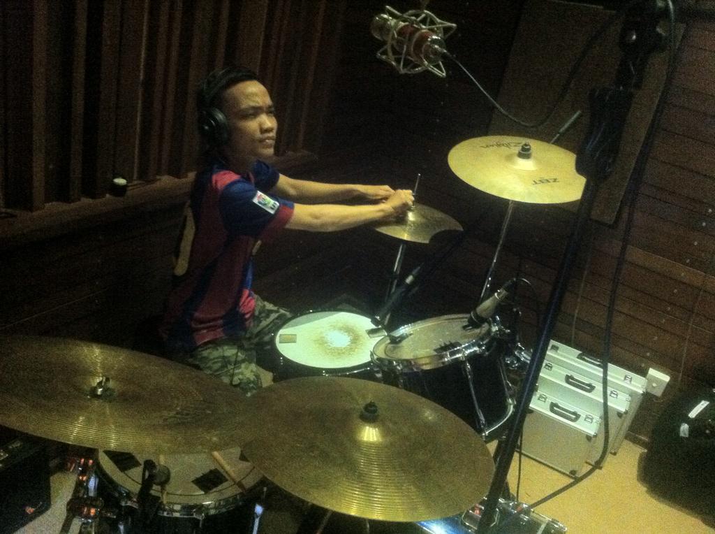 pelorrian's tweet photo. Memulai sesi rekam drums @dscsht di @STUDIO_BLCKSHP http://t.co/jNxS4LnrYW
