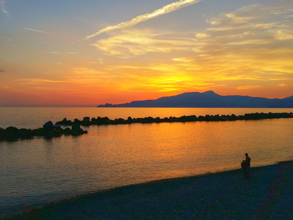 tresi1273's tweet photo. Amazing sunset in @Liguria. I ❤ to be home #Liguria #Chiavari #sunsetbeach  #SunsetSaturdays http://t.co/wGX7mYvD1Z