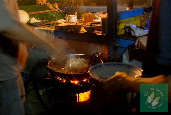 Wisata #Kuliner #Kediri: Nasi Goreng Anglo Yang Wajib Anda Nikmati. Baca selengkapnya di: ulin.in/3PV