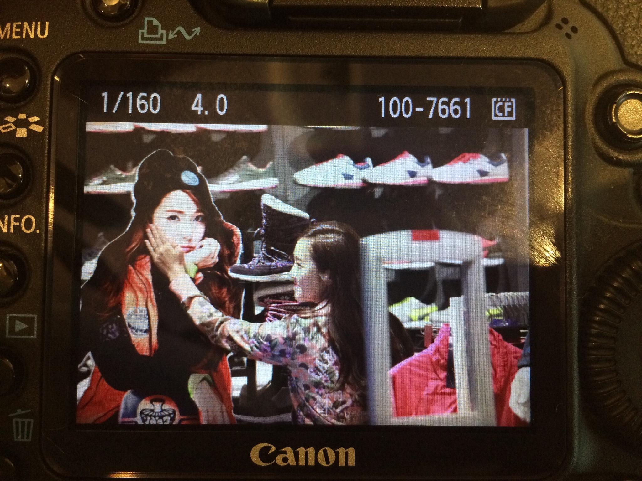 [PIC][23-01-2015]Jessica xuất hiện tại Thành Đô để tham dự buổi fansign đầu tiên cho thương hiệu "Lining" B8GQxcHCUAEVpgf