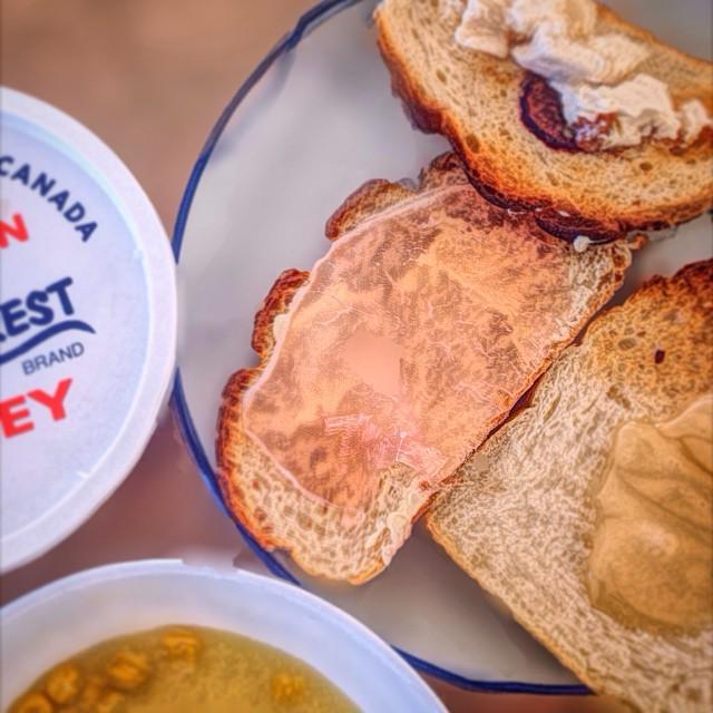 tarkun's tweet image. #Bread #CreamCheese #FigBread #RawHam #Honey #CloverCrest #CornSoup #Breakfast #朝食 #家食 #パン #クリームチーズ #イチヂク入りパン #蜂蜜...