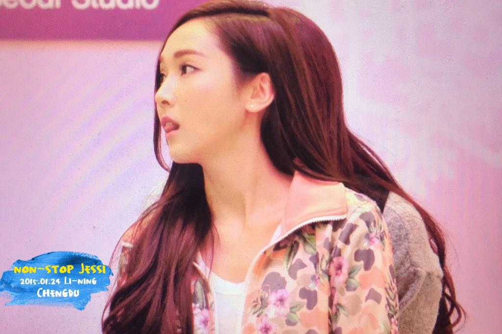 [PIC][23-01-2015]Jessica xuất hiện tại Thành Đô để tham dự buổi fansign đầu tiên cho thương hiệu "Lining" B8GTxdYCEAACftQ