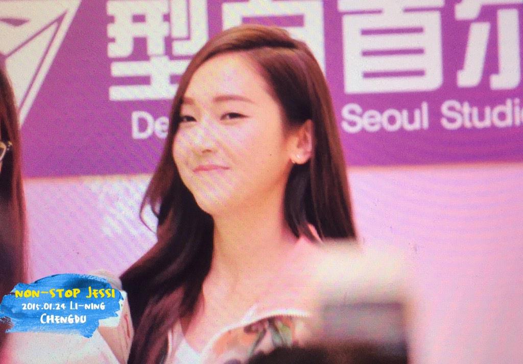 [PIC][23-01-2015]Jessica xuất hiện tại Thành Đô để tham dự buổi fansign đầu tiên cho thương hiệu "Lining" B8GUUzYCYAEXuEg