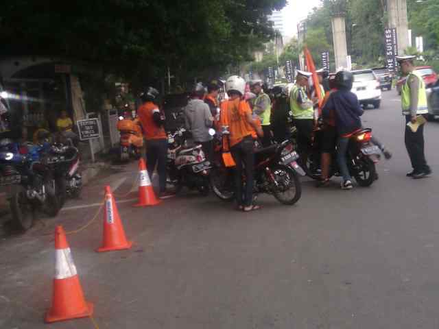 TMCPoldaMetro's tweet photo. 17:39 Petugas #Polri lakukan penindakan dg Tilang terhadap suporter bola yg tdk gunakan helm di Jl. Asia Afrika http://t.co/ActFvmKStD