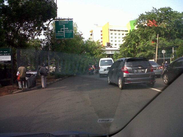 TorryFardiyanto's tweet photo. @RadioElshinta Ada Pohon Petai Cina Tumbang baru saja di Jl Saharjo sebelum FO tebet hanya sisa 1 jalur membuat macet http://t.co/NE5me0yuPi