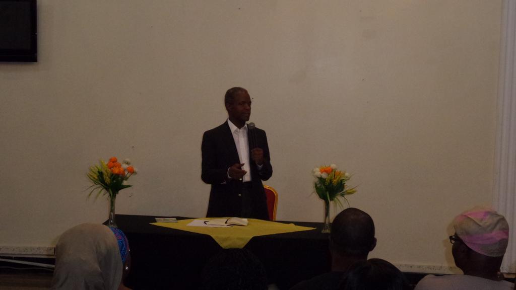 c615d406da314f2's tweet photo. Prof @ VGC town hall meeting http://t.co/Z6vFN1GAtO