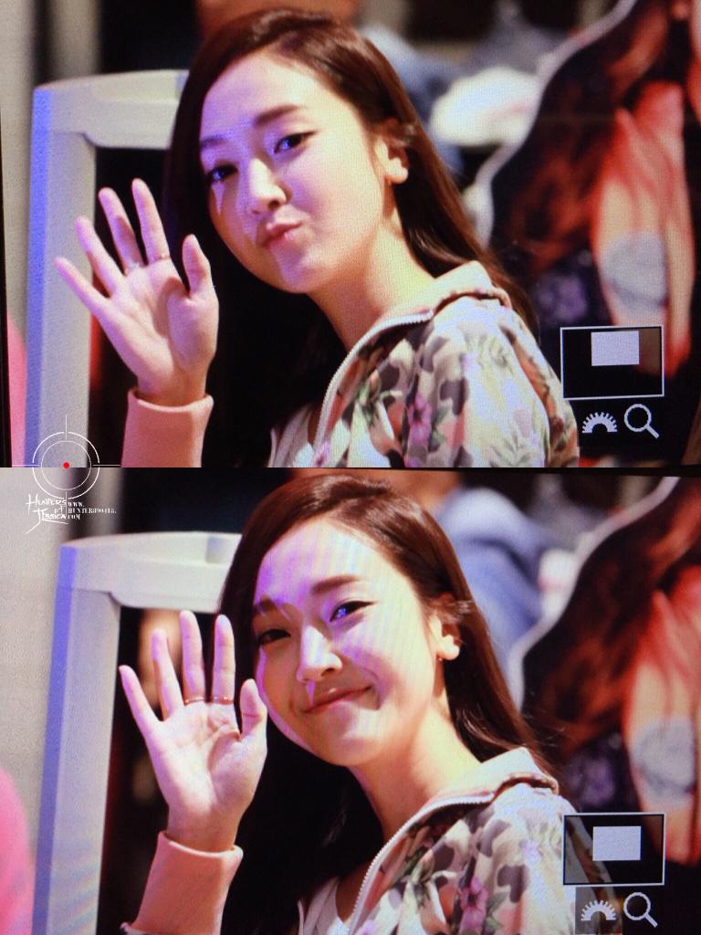 [PIC][23-01-2015]Jessica xuất hiện tại Thành Đô để tham dự buổi fansign đầu tiên cho thương hiệu "Lining" B8GeSdEIgAA4kTa