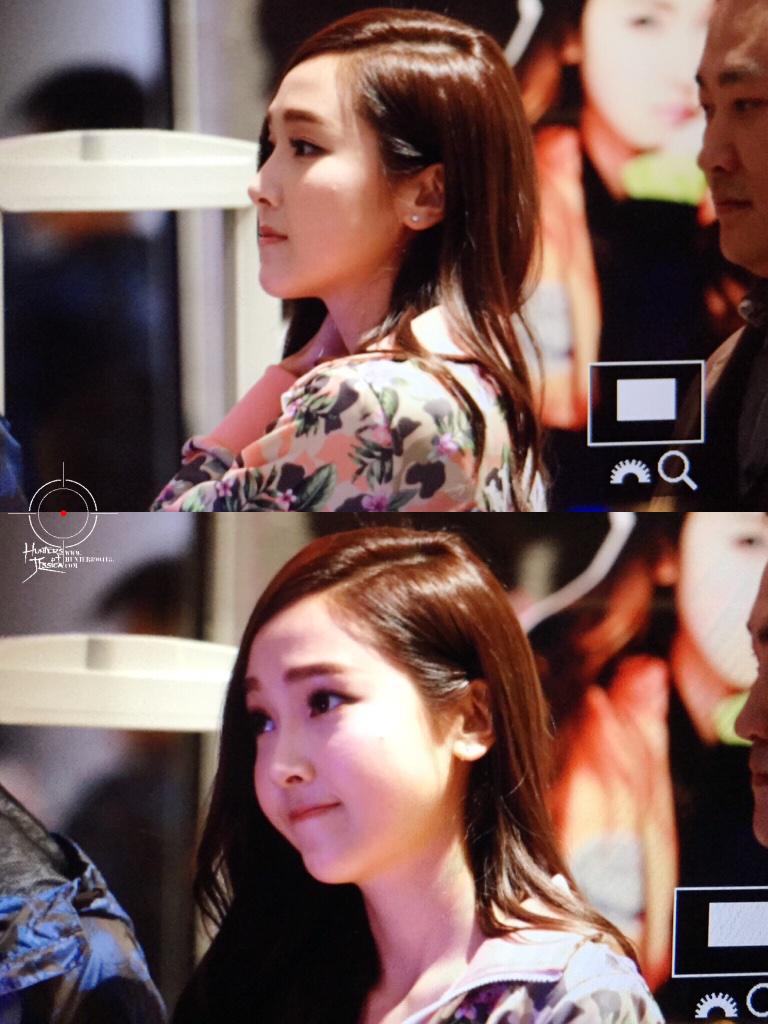 [PIC][23-01-2015]Jessica xuất hiện tại Thành Đô để tham dự buổi fansign đầu tiên cho thương hiệu "Lining" B8GeSi8IEAAc-GY