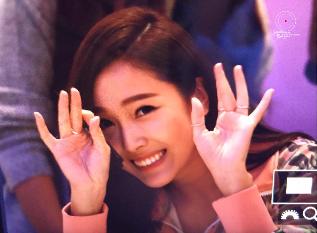 [PIC][23-01-2015]Jessica xuất hiện tại Thành Đô để tham dự buổi fansign đầu tiên cho thương hiệu "Lining" B8GeZXYIQAAI5fS