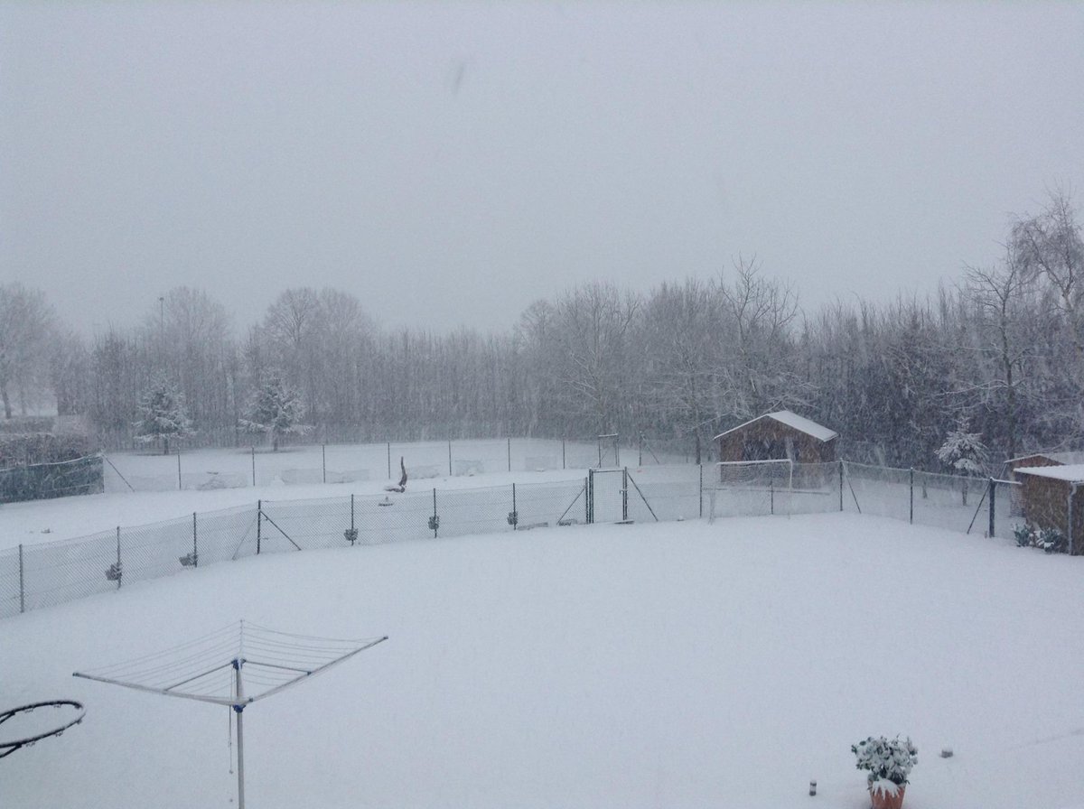 VlogB's tweet photo. @VTMNIEUWS "Smeltende sneeuw" zeggen ze dan, jawadde! Zak buiten volledig tot mijn knieën erdoor hier in Genk! http://t.co/RILEy1dc9Z