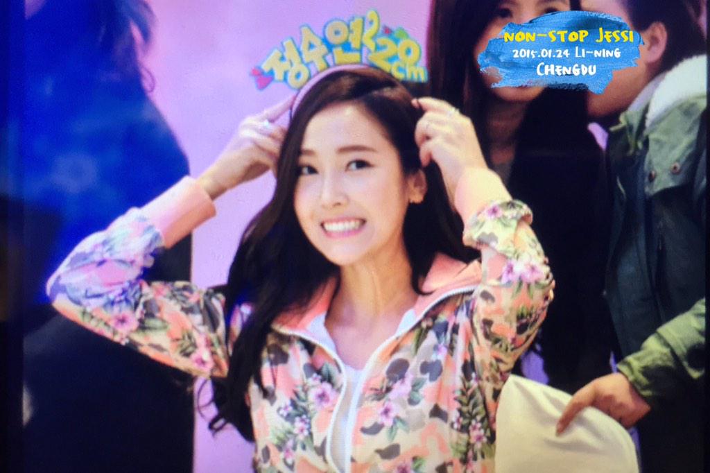 [PIC][23-01-2015]Jessica xuất hiện tại Thành Đô để tham dự buổi fansign đầu tiên cho thương hiệu "Lining" B8Ghdx2CcAA7qVc