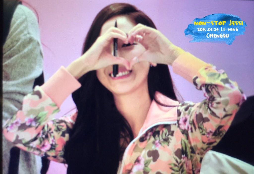[PIC][23-01-2015]Jessica xuất hiện tại Thành Đô để tham dự buổi fansign đầu tiên cho thương hiệu "Lining" B8GhdyWCMAA3xWr
