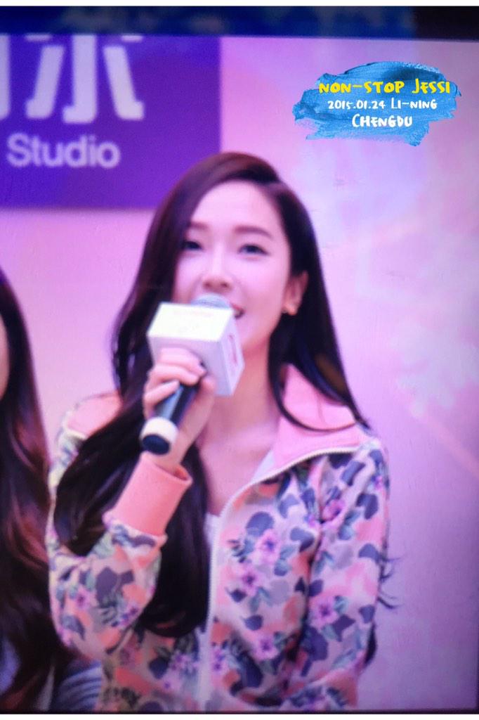 [PIC][23-01-2015]Jessica xuất hiện tại Thành Đô để tham dự buổi fansign đầu tiên cho thương hiệu "Lining" B8GhdyyCAAAvcXS