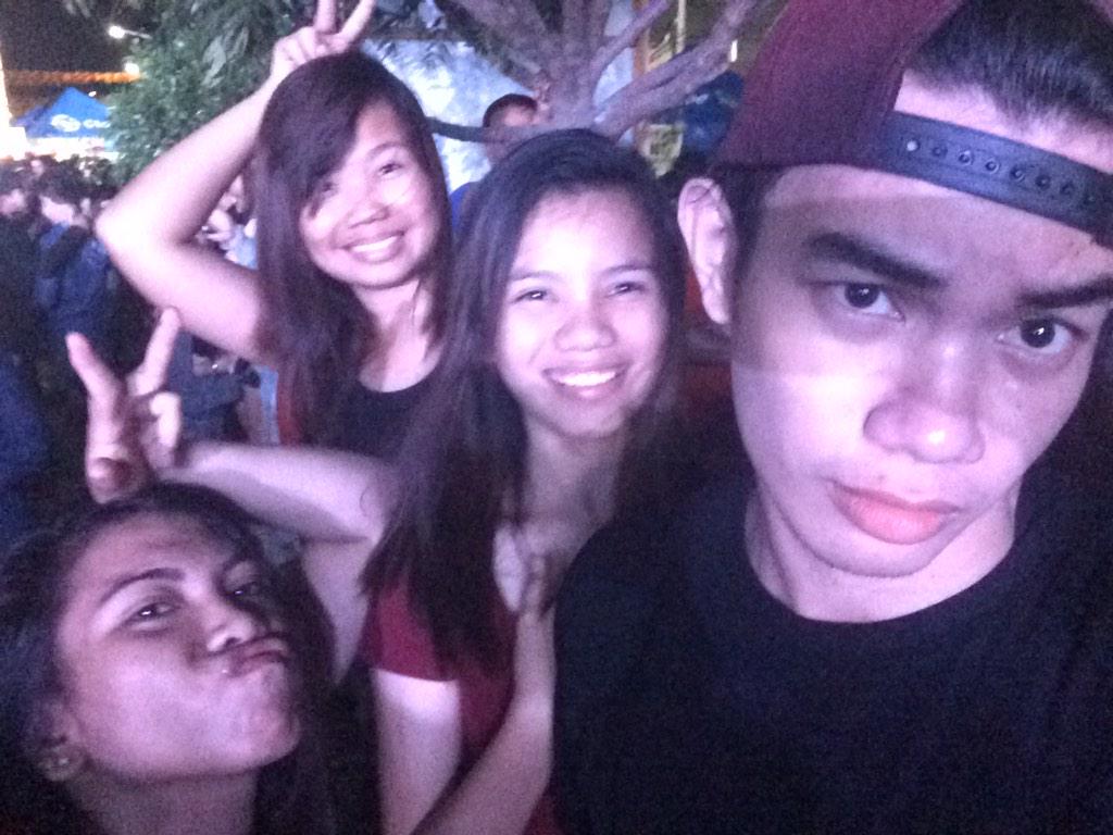 ixxalopez's tweet photo. luhh yahh guyss!! 💕😂 @jesaDC @GezelaZendrelle #Knico #LoudFest2015 http://t.co/SjkXxAmqnU