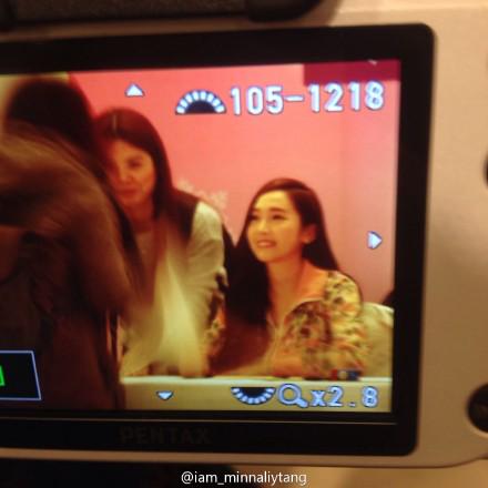 [PIC][23-01-2015]Jessica xuất hiện tại Thành Đô để tham dự buổi fansign đầu tiên cho thương hiệu "Lining" B8GjInCIgAAb90_