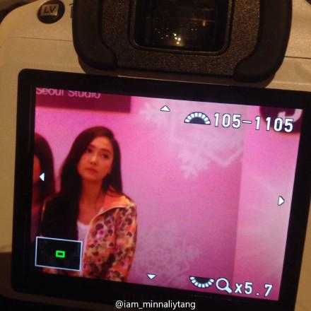 [PIC][23-01-2015]Jessica xuất hiện tại Thành Đô để tham dự buổi fansign đầu tiên cho thương hiệu "Lining" B8GjeLhIgAAkTWr