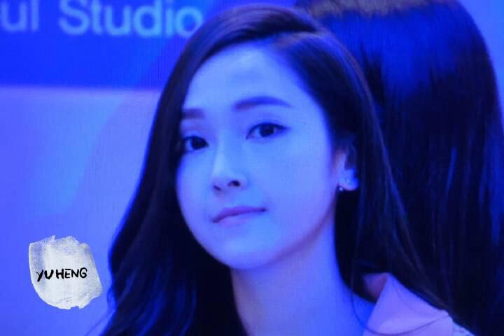 [PIC][23-01-2015]Jessica xuất hiện tại Thành Đô để tham dự buổi fansign đầu tiên cho thương hiệu "Lining" B8GjmJ_CUAAC77M