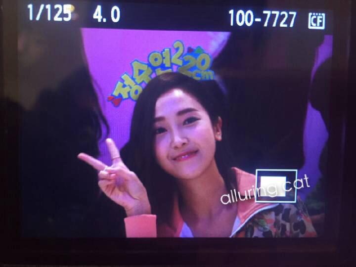 [PIC][23-01-2015]Jessica xuất hiện tại Thành Đô để tham dự buổi fansign đầu tiên cho thương hiệu "Lining" B8GjqfRCMAAwtTR