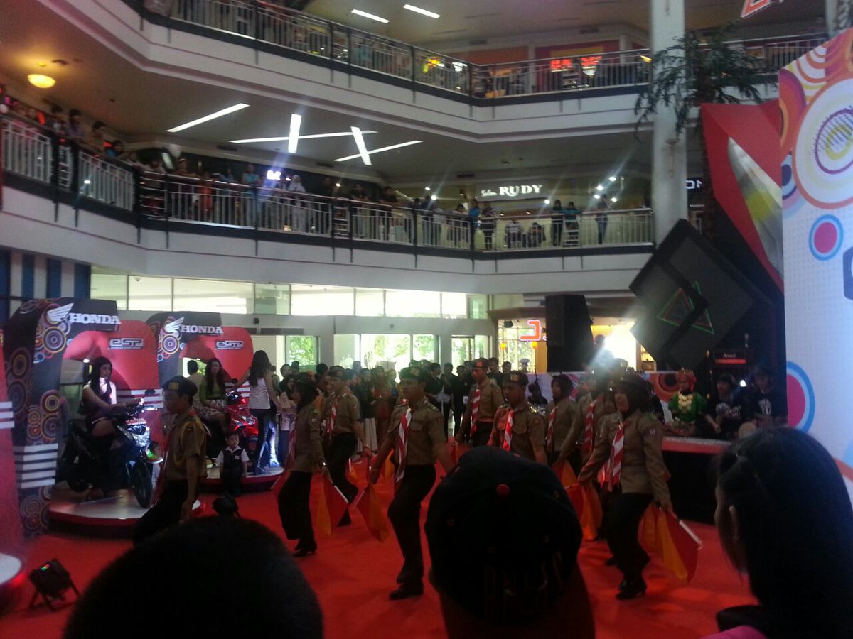 rover_blues's tweet photo. Terima Kasih Honda :) "@JagoanMks Nah, ini nih penampilan pembuka Final JAS tadi pagi ^_^ #SKANSA #BeAHeroMoment http://t.co/gCYhymxV0K