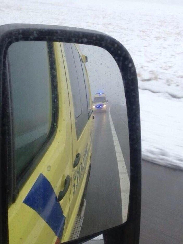 AmbuHeerlen's tweet photo. Blijf opletten als een hulpverleningsvoertuig je passeert. Er kan altijd een tweede achteraan komen. #tip #dmvda http://t.co/CjOE2LNF5K
